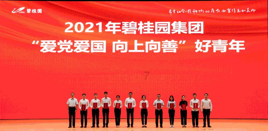 女朋友因为生气不理我分手，挽留了不行，分手几个月不理我，后来最近2个月时不时聊我一下是怎么回事？